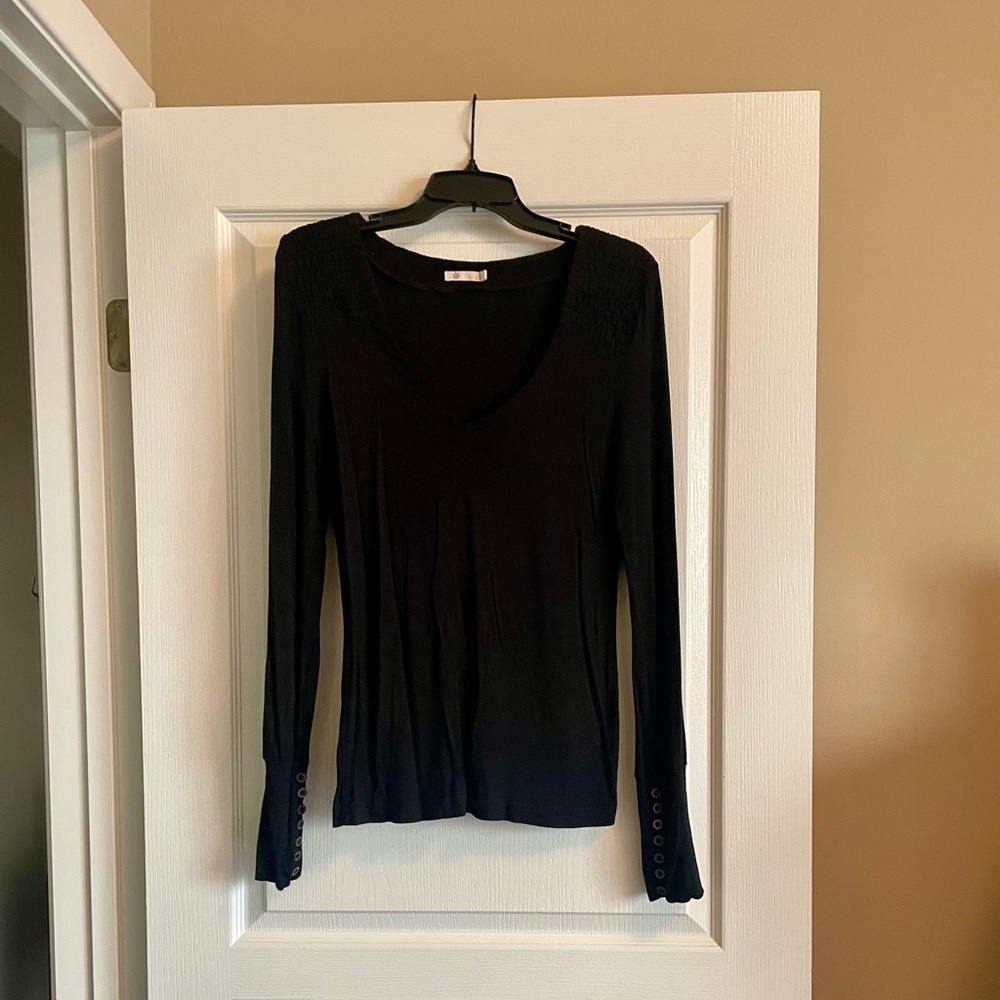 Tulle black shirt with shoulder and sleeve detail.